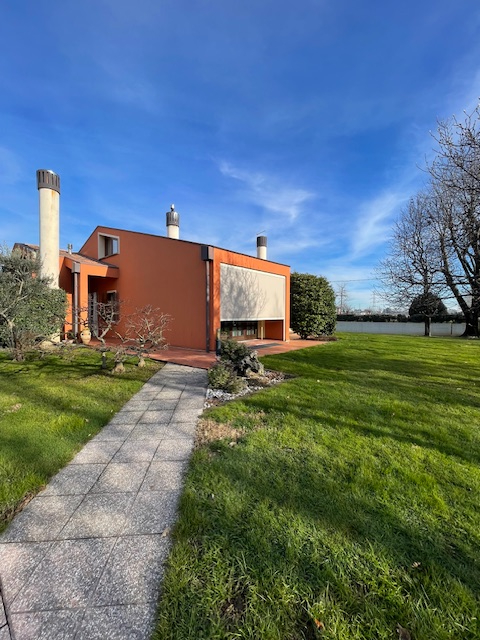 Cittadella vendesi casa singola con giardino di circa 1300 mq con impianto di irrigazione e robot...