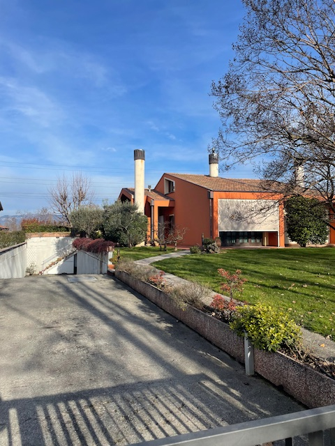 Cittadella vendesi casa singola con giardino di circa 1300 mq con impianto di irrigazione e robot...