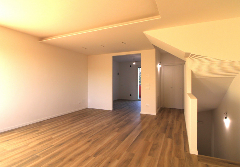 Scopri questa splendida casa a schiera centrale situata nel cuore di Stanghella, una località tra...