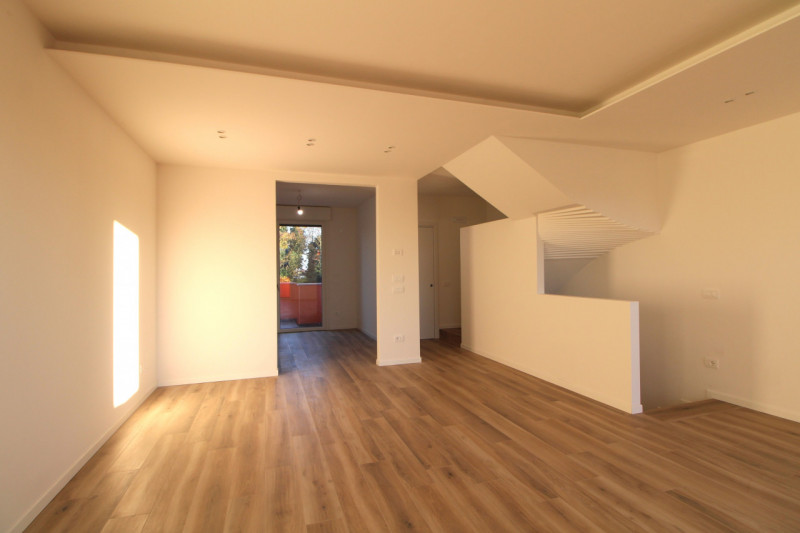 Scopri questa splendida casa a schiera centrale situata nel cuore di Stanghella, una località tra...