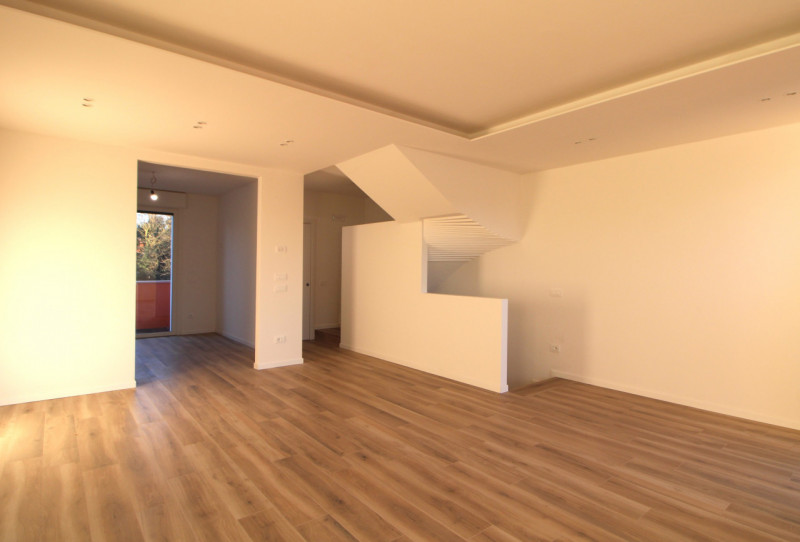 Scopri questa splendida casa a schiera centrale situata nel cuore di Stanghella, una località tra...