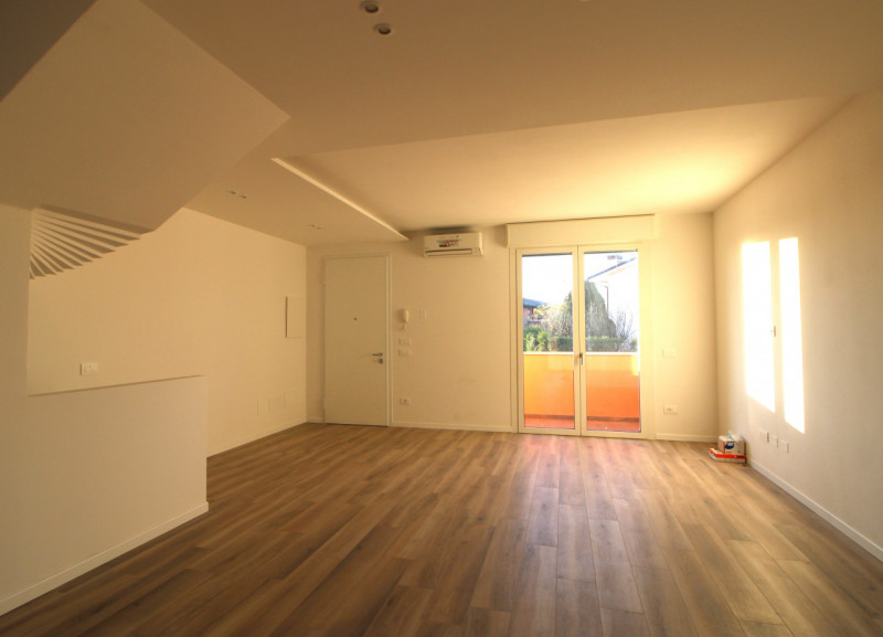 Scopri questa splendida casa a schiera centrale situata nel cuore di Stanghella, una località tra...