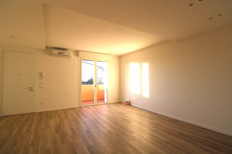 Scopri questa splendida casa a schiera centrale situata nel cuore di Stanghella, una località tra...