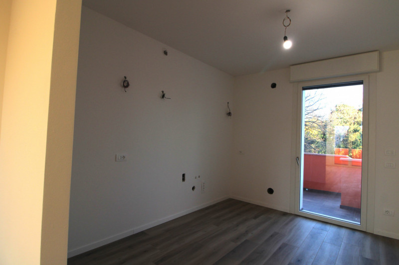 Scopri questa splendida casa a schiera centrale situata nel cuore di Stanghella, una località tra...