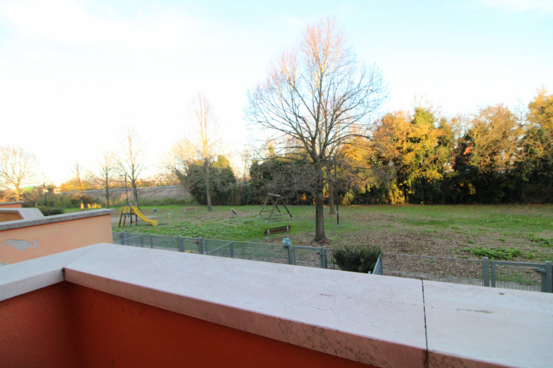 Scopri questa splendida casa a schiera centrale situata nel cuore di Stanghella, una località tra...