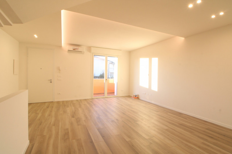 Scopri questa splendida casa a schiera centrale situata nel cuore di Stanghella, una località tra...