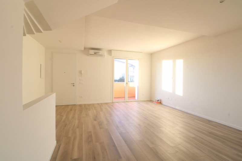 Scopri questa splendida casa a schiera centrale situata nel cuore di Stanghella, una località tra...