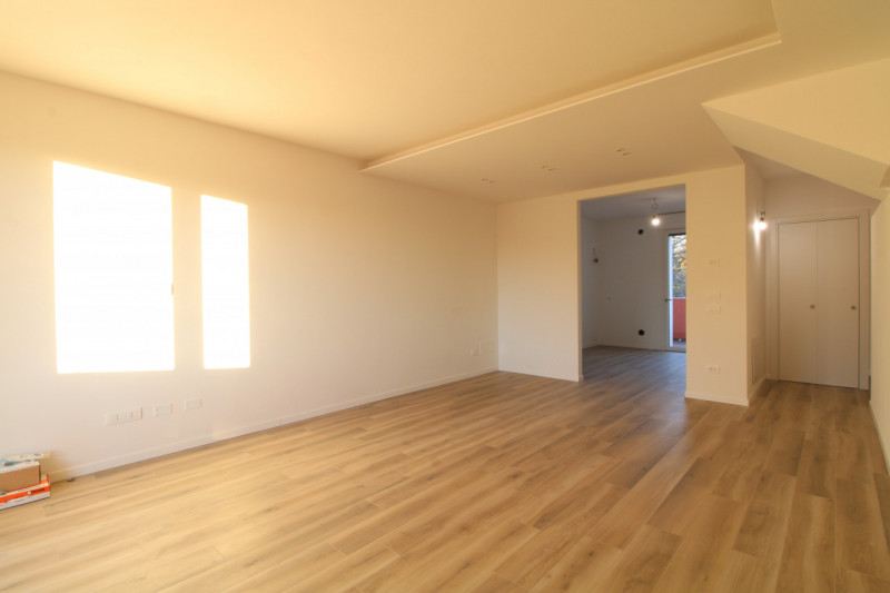 Scopri questa splendida casa a schiera centrale situata nel cuore di Stanghella, una località tra...