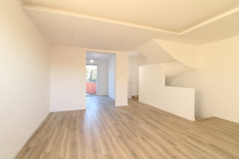 Scopri questa splendida casa a schiera centrale situata nel cuore di Stanghella, una località tra...