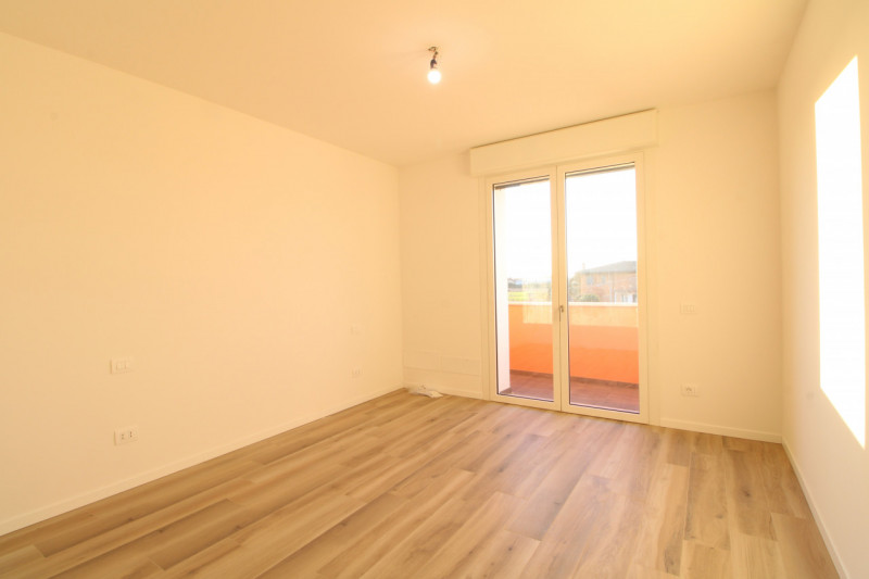 Scopri questa splendida casa a schiera centrale situata nel cuore di Stanghella, una località tra...