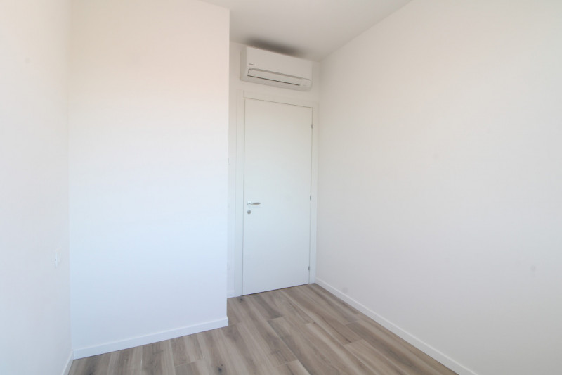 Scopri questa splendida casa a schiera centrale situata nel cuore di Stanghella, una località tra...