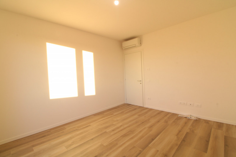 Scopri questa splendida casa a schiera centrale situata nel cuore di Stanghella, una località tra...