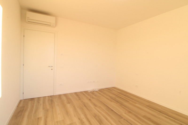 Scopri questa splendida casa a schiera centrale situata nel cuore di Stanghella, una località tra...