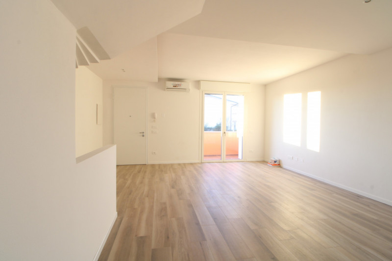 Scopri questa splendida casa a schiera centrale situata nel cuore di Stanghella, una località tra...