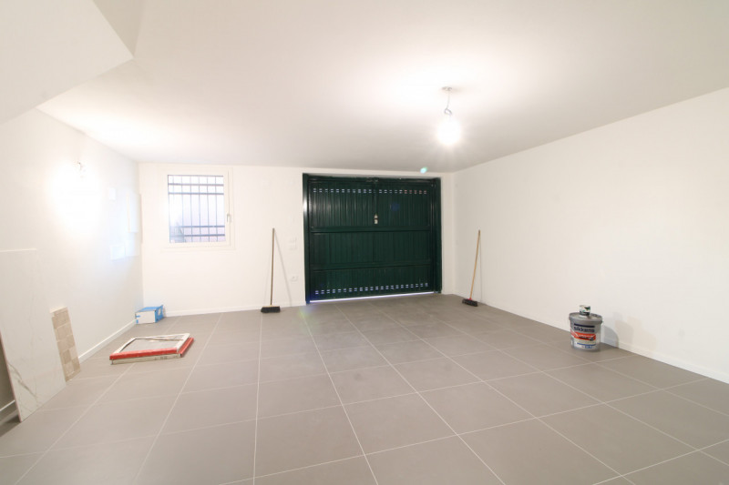 Scopri questa splendida casa a schiera centrale situata nel cuore di Stanghella, una località tra...