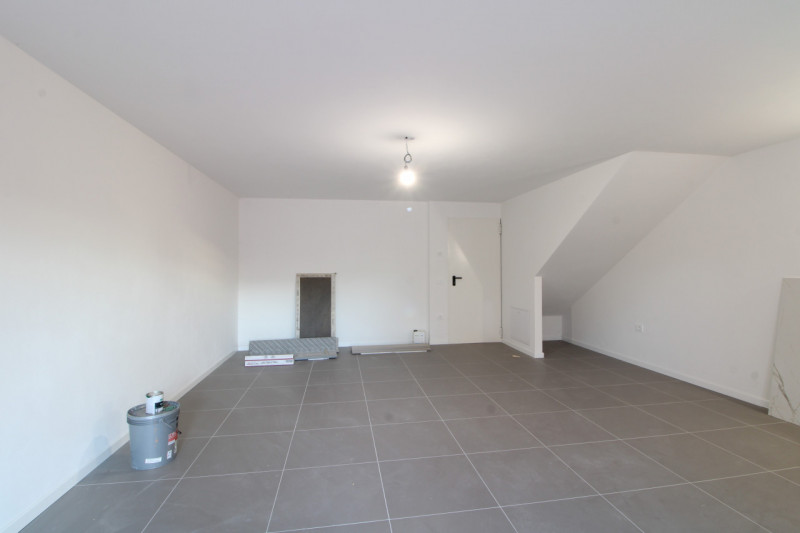 Scopri questa splendida casa a schiera centrale situata nel cuore di Stanghella, una località tra...