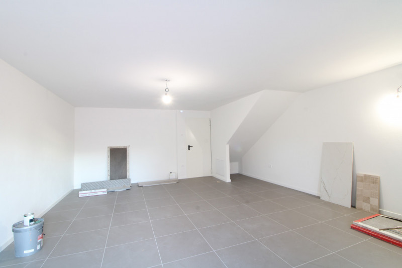 Scopri questa splendida casa a schiera centrale situata nel cuore di Stanghella, una località tra...