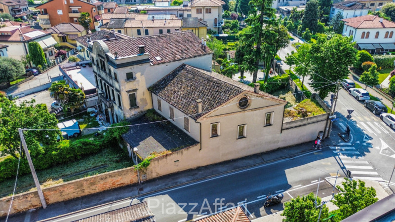 * * * PREZZO RIBASSATO * * *

In pieno centro storico a Piove di Sacco "Particolare fabbricato St...