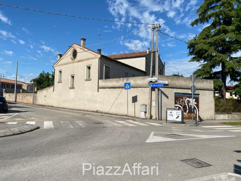 * * * PREZZO RIBASSATO * * *

In pieno centro storico a Piove di Sacco "Particolare fabbricato St...