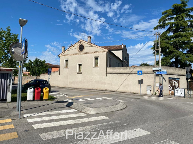 * * * PREZZO RIBASSATO * * *

In pieno centro storico a Piove di Sacco "Particolare fabbricato St...