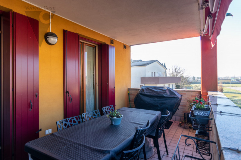 In zona centrale a Polverara, su una tranquilla strada chiusa e comoda ai principali servizi, pro...