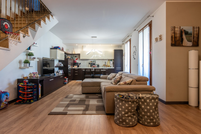 In zona centrale a Polverara, su una tranquilla strada chiusa e comoda ai principali servizi, pro...