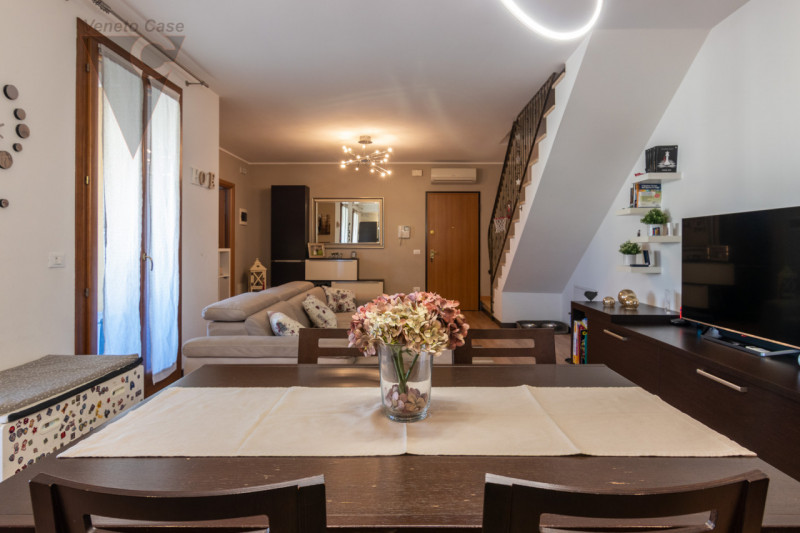 In zona centrale a Polverara, su una tranquilla strada chiusa e comoda ai principali servizi, pro...