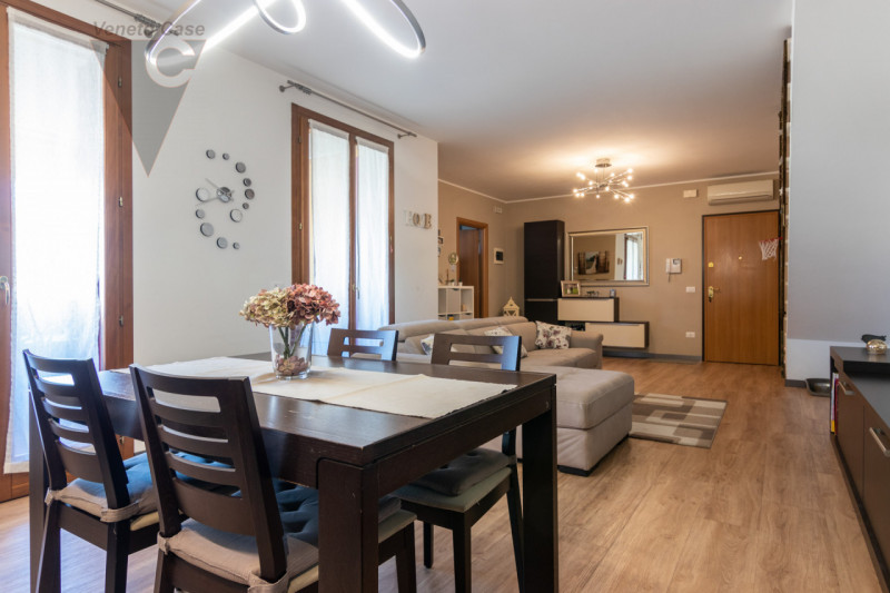 In zona centrale a Polverara, su una tranquilla strada chiusa e comoda ai principali servizi, pro...