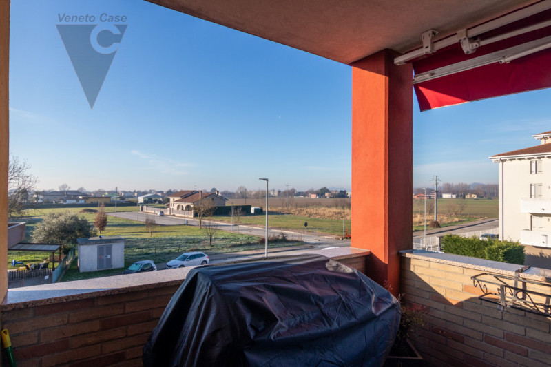 In zona centrale a Polverara, su una tranquilla strada chiusa e comoda ai principali servizi, pro...