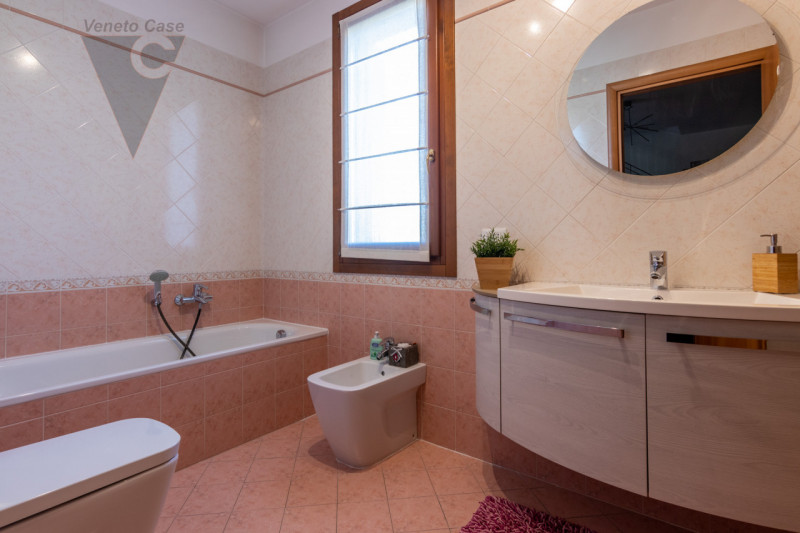 In zona centrale a Polverara, su una tranquilla strada chiusa e comoda ai principali servizi, pro...