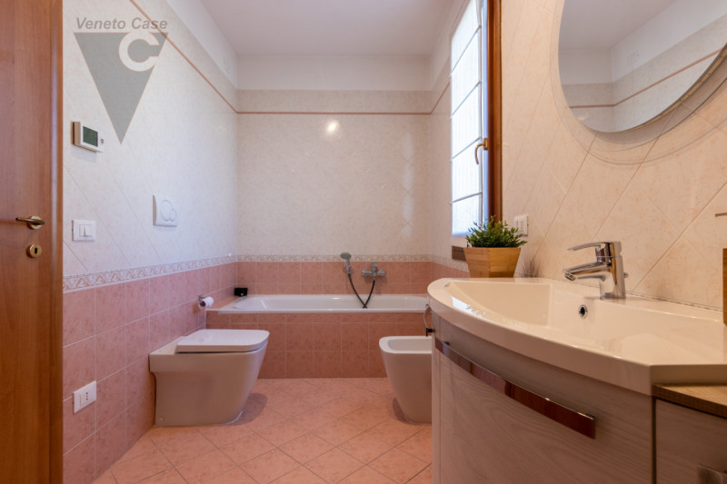 In zona centrale a Polverara, su una tranquilla strada chiusa e comoda ai principali servizi, pro...