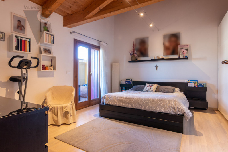 In zona centrale a Polverara, su una tranquilla strada chiusa e comoda ai principali servizi, pro...