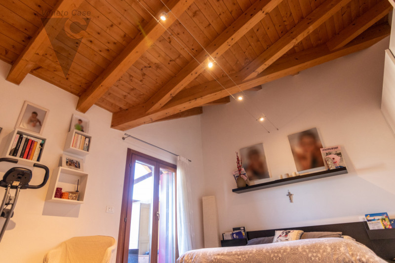 In zona centrale a Polverara, su una tranquilla strada chiusa e comoda ai principali servizi, pro...