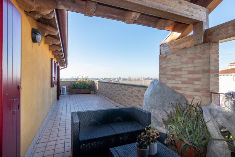 In zona centrale a Polverara, su una tranquilla strada chiusa e comoda ai principali servizi, pro...