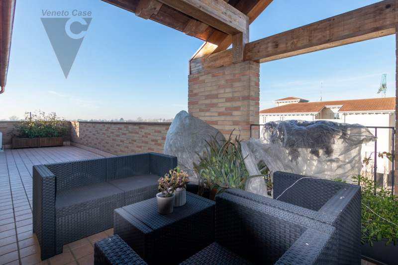 In zona centrale a Polverara, su una tranquilla strada chiusa e comoda ai principali servizi, pro...