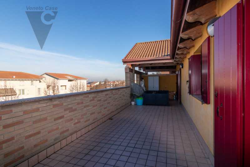 In zona centrale a Polverara, su una tranquilla strada chiusa e comoda ai principali servizi, pro...