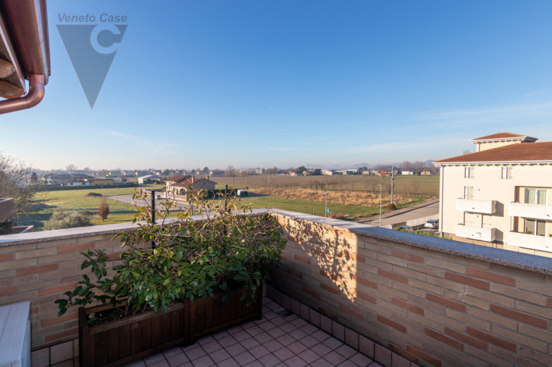 In zona centrale a Polverara, su una tranquilla strada chiusa e comoda ai principali servizi, pro...