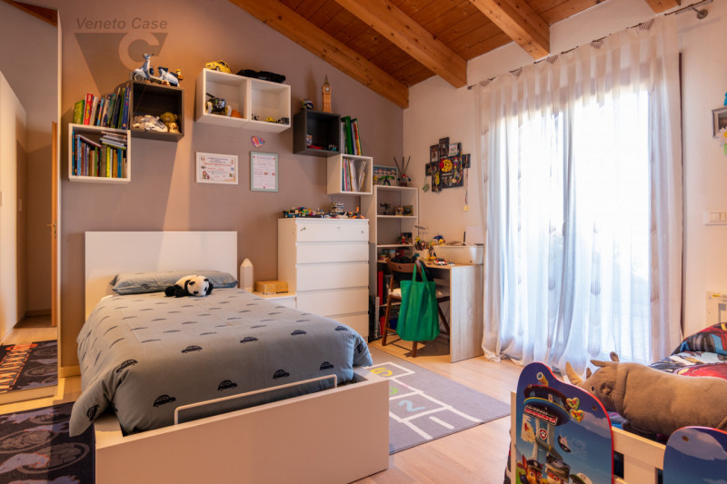 In zona centrale a Polverara, su una tranquilla strada chiusa e comoda ai principali servizi, pro...