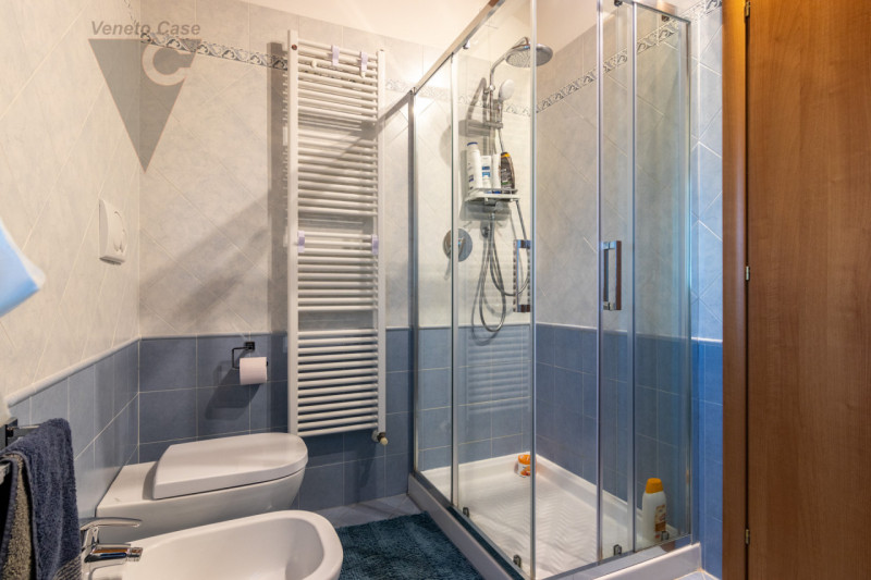 In zona centrale a Polverara, su una tranquilla strada chiusa e comoda ai principali servizi, pro...