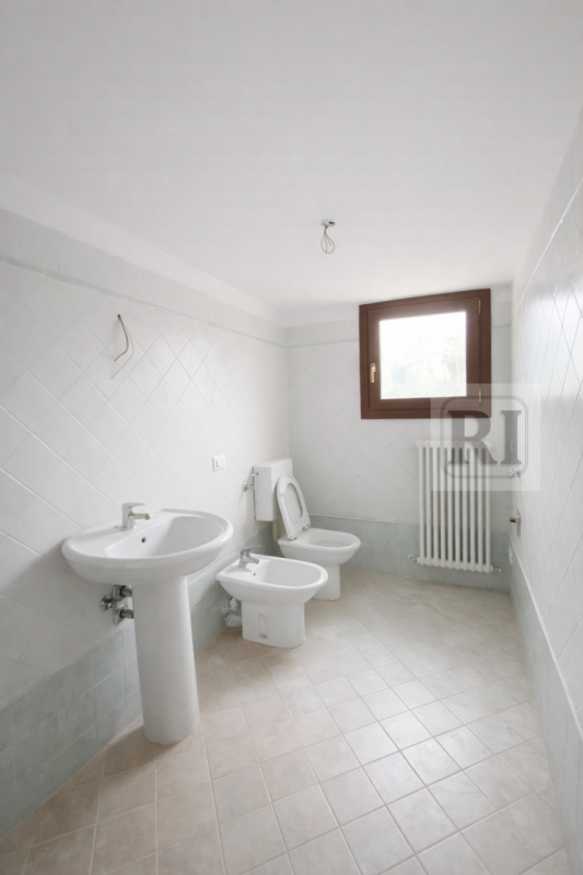 Scopri un'opportunità unica nel cuore della zona residenziale di Guizza, a Padova. Proponiamo in ...