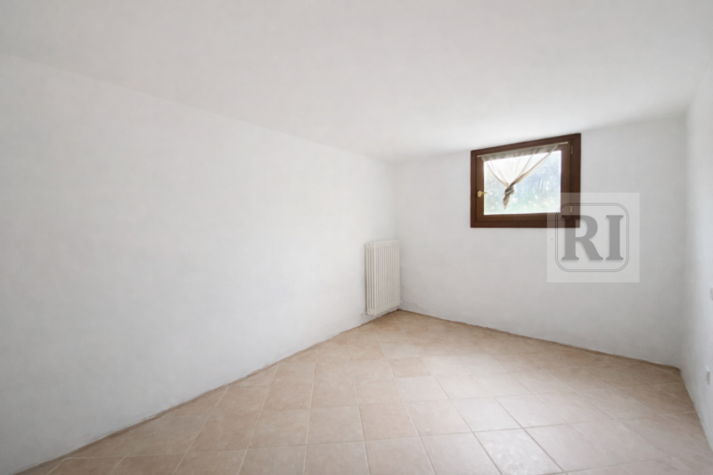 Scopri un'opportunità unica nel cuore della zona residenziale di Guizza, a Padova. Proponiamo in ...