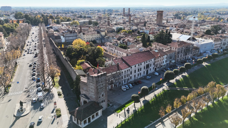 Rif. BAA103 (per info 39 392 3361100 Beatrice)

Proponiamo in affitto un incantevole attico su du...