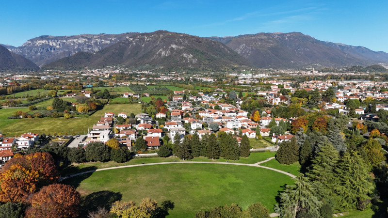 Rif. BAA103 (per info 39 392 3361100 Beatrice)

Proponiamo in affitto un incantevole attico su du...