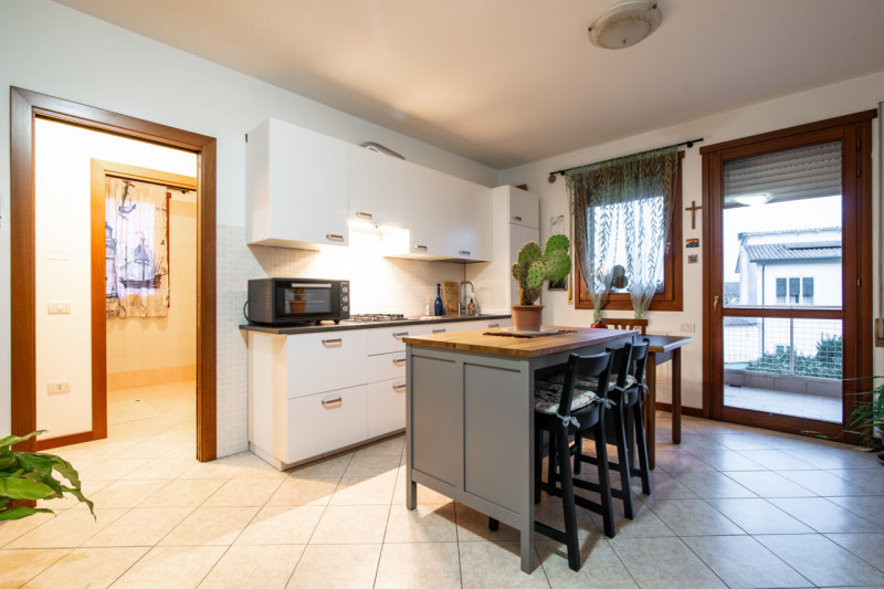 In zona residenziale tranquilla e ben servita, proponiamo in vendita un accogliente appartamento ...