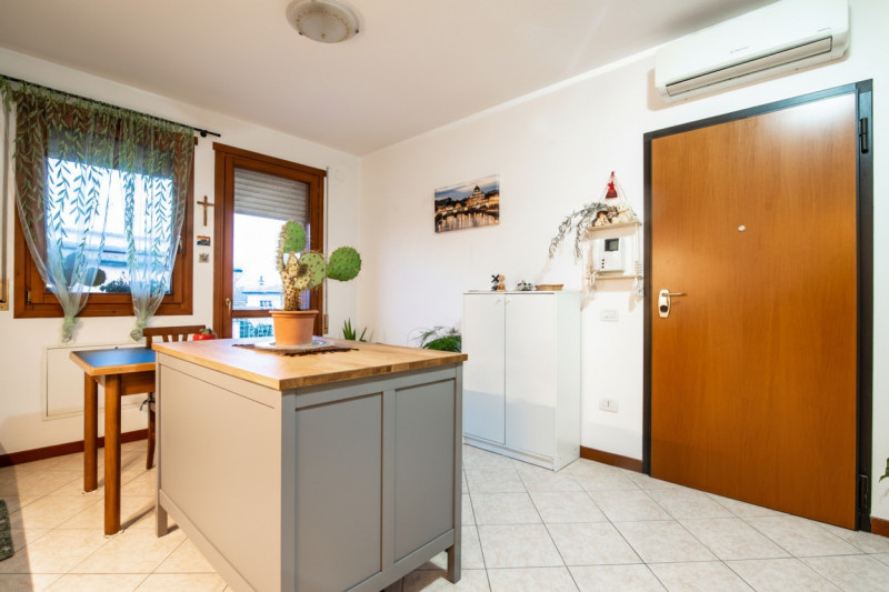 In zona residenziale tranquilla e ben servita, proponiamo in vendita un accogliente appartamento ...