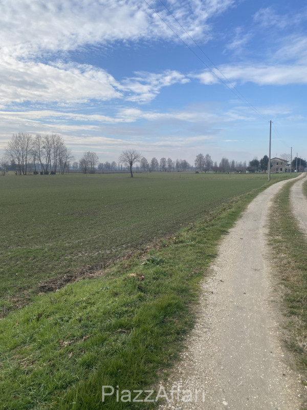 Nella frazione di Vallonga e più precisamente in Via Caresin, con accesso diretto dalla strada ch...