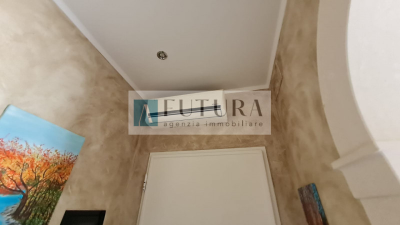 Luminoso appartamento quadrilocale situato nella zona interna di Viale Trieste a pochi metri dal ...