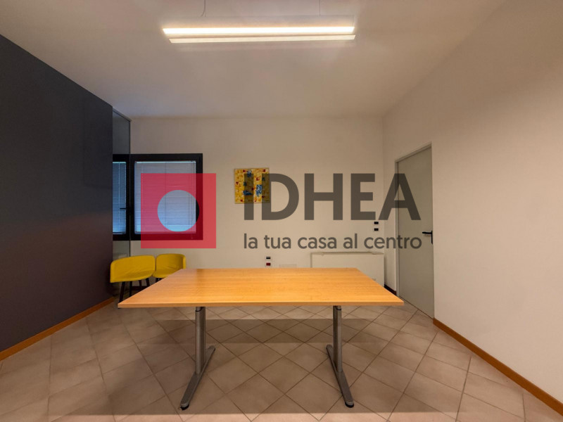 Proponiamo ufficio di circa 17 mq situato su strada ad alta visibilità e forte passaggio, ideale ...