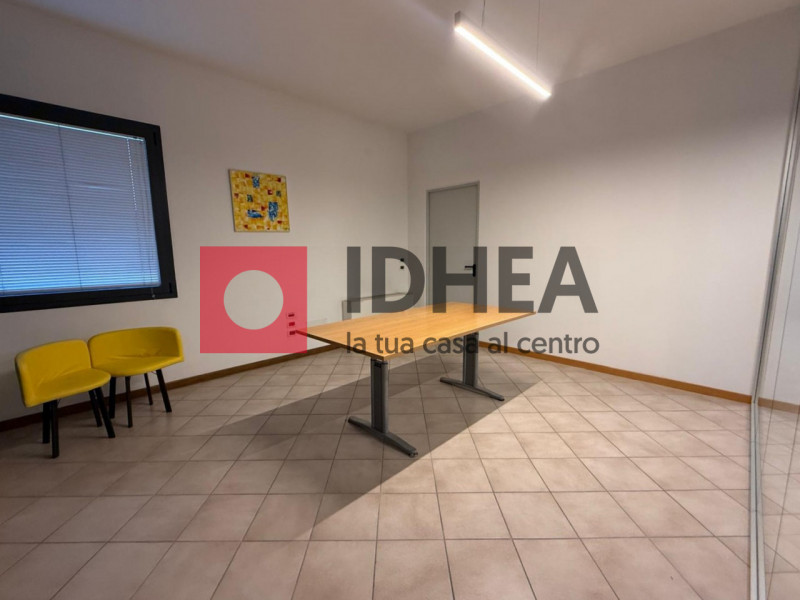 Proponiamo ufficio di circa 17 mq situato su strada ad alta visibilità e forte passaggio, ideale ...