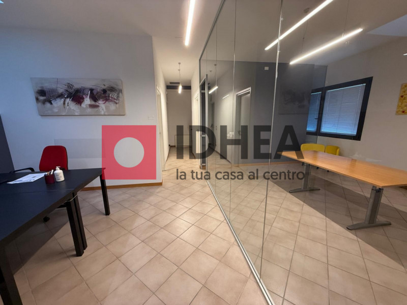 Proponiamo ufficio di circa 17 mq situato su strada ad alta visibilità e forte passaggio, ideale ...